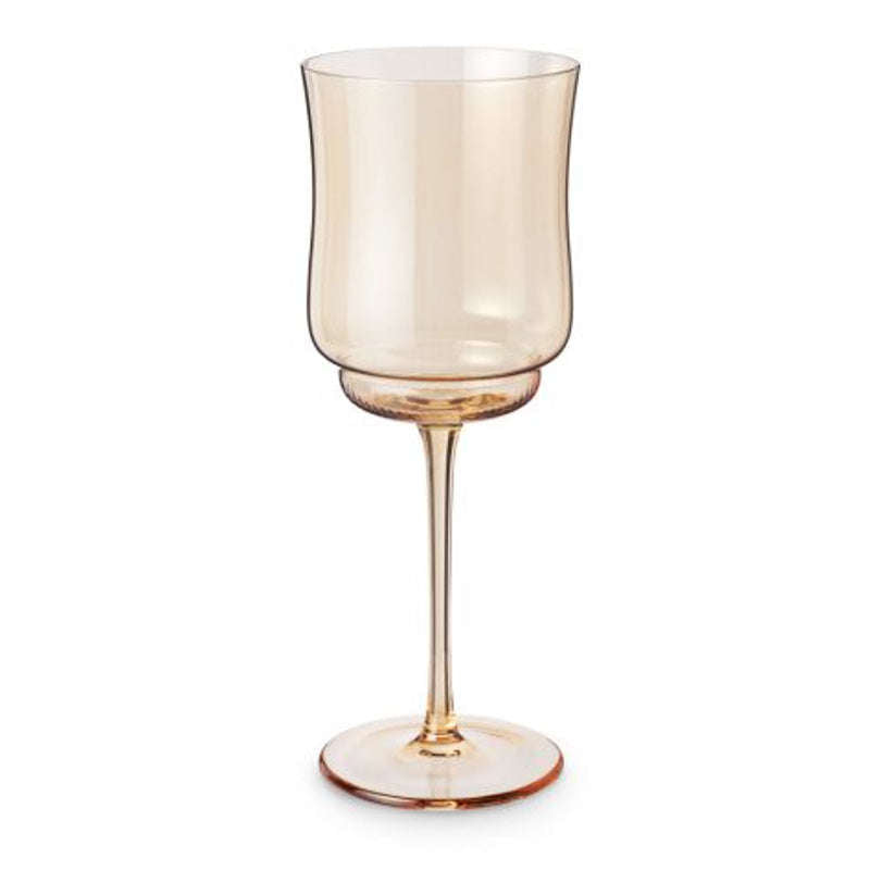Copa para vino tinto con forma de tulipán color ámbar sobre fondo blanco