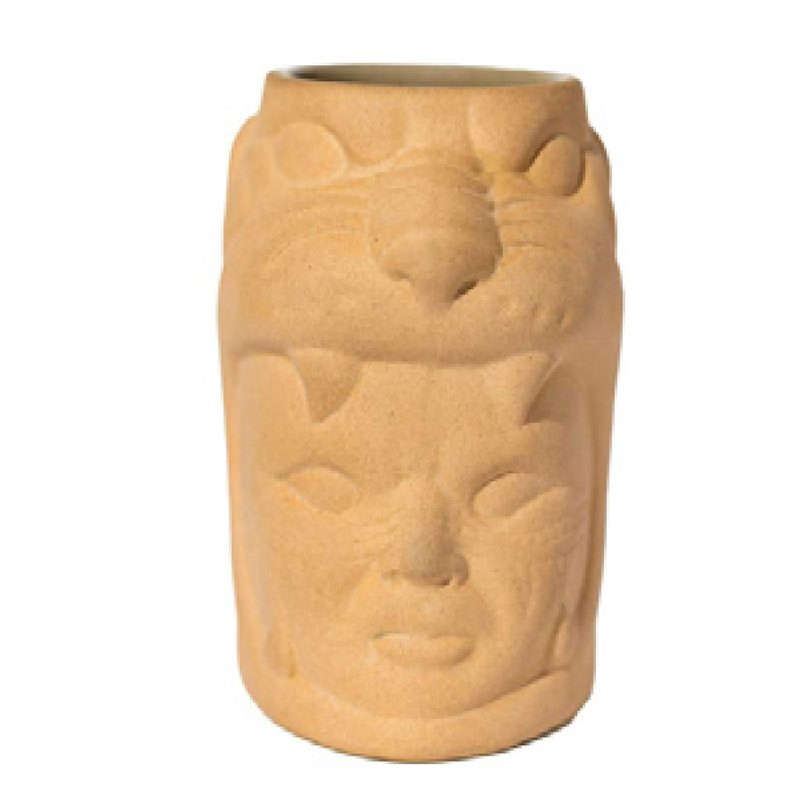 Vaso de barro natural estilo tiki con la forma de la cara de un jaguar sobre fondo blanco