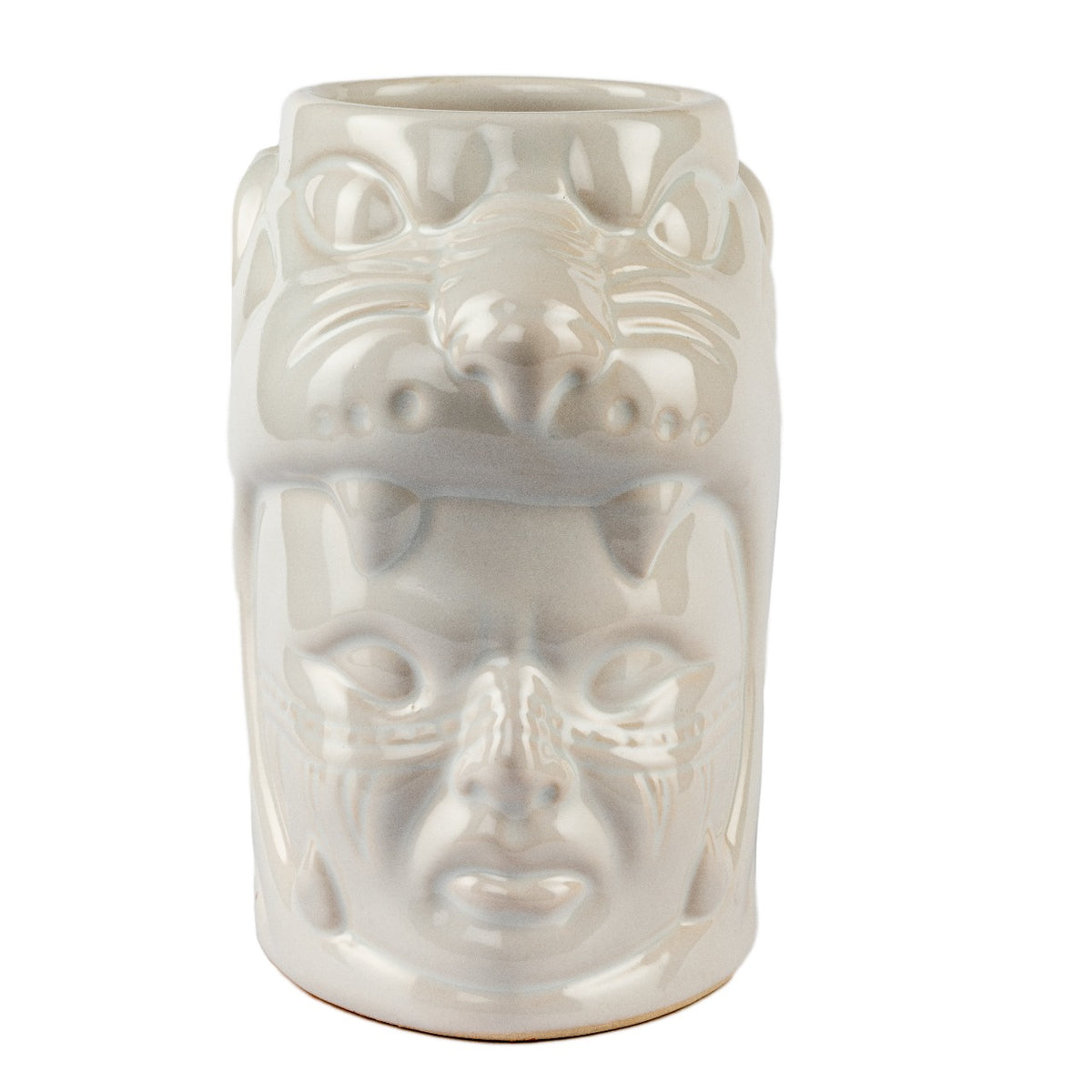Vaso de barro blanco, con cara en forma de jagua coctelería tiki. Vaso sobre fondo blanco